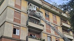 Terni, calcinacci dai terrazzi. Vigili del fuoco al lavoro con l'autoscala. Sospesa la circolazione in una strada del centro