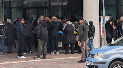 Terni, caos all'ufficio anagrafe nel giorno del referendum. Pi&ugrave; di 260 persone in fila per ritirare la carta d'identit&agrave;