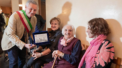 "Cento anni e non sentirli". Trestina festeggia il compleanno di Lina Sabbioni