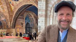 Jovanotti ad Assisi per rendere omaggio a San Francesco: "Speriamo che il Santo porti un po' di pace in questo mondo pazzo"