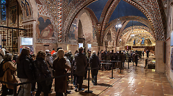 Venerazione delle spoglie di San Francesco, si chiude il mese dell'ostensione. Fra Marco Moroni: "Una fraternit&agrave; di 370mila persone raccolte qui"