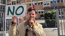 Referendum, polemiche a urne aperte: il vicepresidente Bori col cartello del No, i  messaggi subliminali del S&igrave;