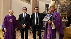 Il vescovo prega per i lavoratori Ast: donata una targa ricordo che porter&agrave; a Sassari