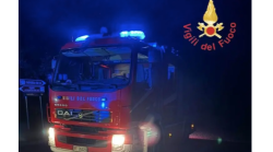 Incendio nella sala da ballo, incolumi le tre persone presenti. Struttura avvolta dalle fiamme nella notte