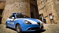 Litiga con una persona in un bar e aggredisce i poliziotti intervenuti per calmarlo: arrestato 32enne 