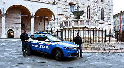 Sorpreso con due coltelli e una mazza da baseball nell'auto: denunciato 41enne 