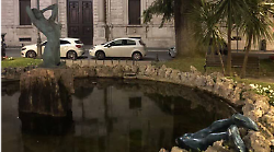 Perugia si risveglia con una nuova statua: in piazza Italia spunta All'amore non si resiste di Hxoro. "Riscopriamo l'ovvio con occhi nuovi"