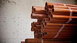 Stavano per caricare rame rubato nel furgone ma vengono sorpresi: denunciati un uomo e una donna 