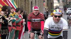 L'Ardita dei 650 tra gravel e ciclostorica sfida il meteo e affronta l'alpe di Poti. Da 15 regioni per pedalare qui