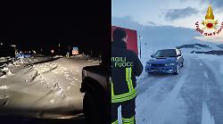 Auto bloccata in mezzo alla neve a Castelluccio di Norcia in piena notte: 30enne soccorso dai vigili del fuoco