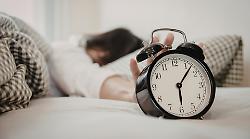 Stanotte scatta l'ora legale: si dorme un'ora in meno per giornate pi&ugrave; lunghe. Quanto si risparmia in bolletta