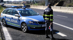 Sfreccia in A1 con un suv rubato da oltre 100 mila euro. Denunciata una donna