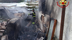 Rimessa in fiamme vicino a un'abitazione: nessun ferito 