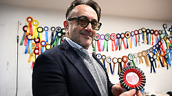 Formula 1, MotoGp e coccarde: i trofei sportivi nascono a Perugia. Viaggio dietro le quinte di Bartoccini Premiazioni