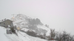 Tormenta di neve a Castelluccio di Norcia: raffiche di vento fino a 100 km/h. Le immagini del paese e del monte Vettore 