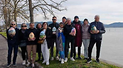 Trenta pittori sulle sponde del Trasimeno per L'uovo d'artista. Il lungolago di San Feliciano trasformato in una galleria d'arte a cielo aperto