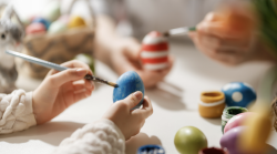 Uova sode di Pasqua: come colorarle con ingredienti naturali e decorarle sul guscio
