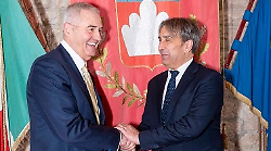 Gubbio, ex ambasciatore Usa accolto in citt&agrave;. Ronald Spogli fiero delle sue origini: "Sono parte di questa terra. Festa dei Ceri tradizione straordinaria"