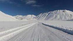 Allerta arancione per vento e neve, chiusa la strada di Castelluccio di Norcia
