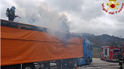 Prende fuoco un camion di rifiuti: fiamme domate dai vigili del fuoco 
