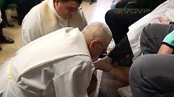 Terni, il vescovo Soddu celebra in carcere il rito della lavanda dei piedi a 12 detenuti: "Custodite l'amore fraterno"