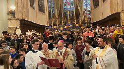 L'arcivescovo Maffeis celebra la messa del Crisma: "Molte famiglie vivono una situazione di precariet&agrave;"