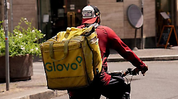 Tesserini obbligatori per i riders: oltre 40 gi&agrave; emessi, 20 in arrivo e sanzioni per chi non ce l'ha