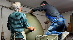 Deruta svela l'uovo di Pasqua in ceramica pi&ugrave; grande del mondo