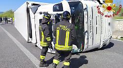 Camion si ribalta lungo la 675 Umbro Laziale a Narni: autista ferito e portato in ospedale. Stop al traffico in entrambe le direzioni