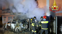 Auto in fiamme sotto una palazzina di via degli Oleandri: soccorsi i residenti che hanno respirato fumo