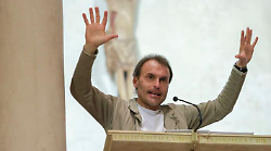 Don Marco Pozza: "Non rinnego l&rsquo;appellativo di don Spritz. L'incontro che non dimentico? Camminare con un serial killer condannato a 13 ergastoli"