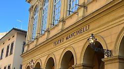 Orvieto, riaccesi gli antichi lampioni sulla facciata del teatro Mancinelli