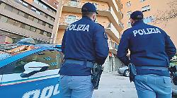 Manomette il braccialetto elettronico, lo butta via e perseguita la commessa: arrestato 34enne