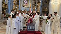 La prima Pasqua del vescovo Felice Accrocca tra sacro e profano: il racconto