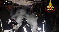 Incendio nella notte in una legnaia a Cerqueto di Gualdo Tadino: in fiamme la struttura di metallo