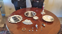Si finge carabiniere e convince una 79enne a consegnargli 20mila euro di gioielli: arrestato 25enne 