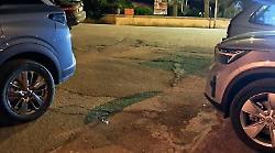 Auto in sosta selvaggia nella zona dell'Anfiteatro: residenti e turisti bloccati