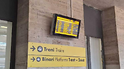"Disagi quotidiani in treno". I pendolari diretti a Roma alle prese con ritardi cronici e deviazioni sulla linea lenta