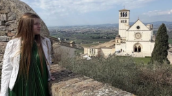 Linda Loreti debutta con la sua prima cover "Fratello Sole e Sorella Luna" dedicata a San Francesco d'Assisi