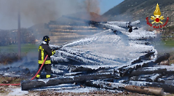 In fiamme una catasta di legna in un'azienda privata: bonificata l'area