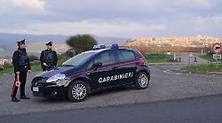 Lite per futili motivi nella struttura ricettiva: lo accoltella al volto e lo colpisce con una mannaia