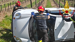 Incidente a Santa Maria: esce di strada con l'auto e finisce in un campo
