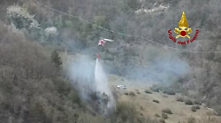 Incendio boschivo a Pietralunga: fiamme spente con elicottero