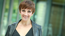 Lucia Ocone, il rapporto con la maternit&agrave; e la terapia: "Una donna che non ha figli non &egrave; egoista. Combatto la  sindrome di Wonder Woman"