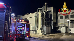 Incendio nella zona industriale di Citt&agrave; di Castello: a fuoco il macchinario di una fabbrica. Due intossicati in pronto soccorso