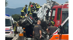 Strage in A1, il camionista patteggia 5 anni e va in carcere. Si filmava col cellulare, morirono tre persone