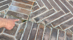 Nuove criticit&agrave; in Piazza Grande: mattoni deteriorati e macchie biancastre dovute al salnitro