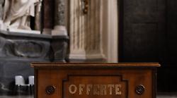 Ruba la cassetta dell'offertorio in una chiesa ma nel trasportarla viene scoperto: arrestato 