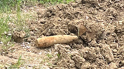 Bomba della seconda guerra mondiale spunta da un campo a Montebello