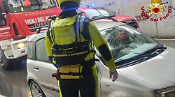 Terni, violento temporale e allagamenti: 65enne con l'auto bloccato nel sottopasso